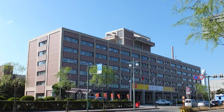 秋田県職員 ラブホテルからバスローブでたばこ オンライン会見 停職6カ月に