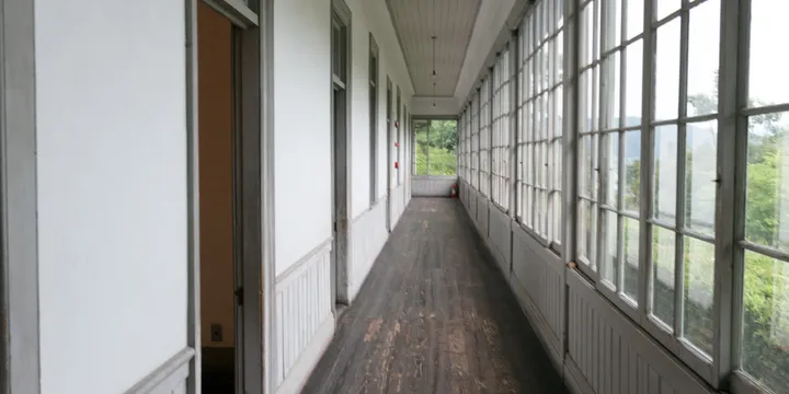 麻生泰氏 献体ピース写真騒動で日本美容外科学会から戒告処分「現在は非常に反省」とXで公表